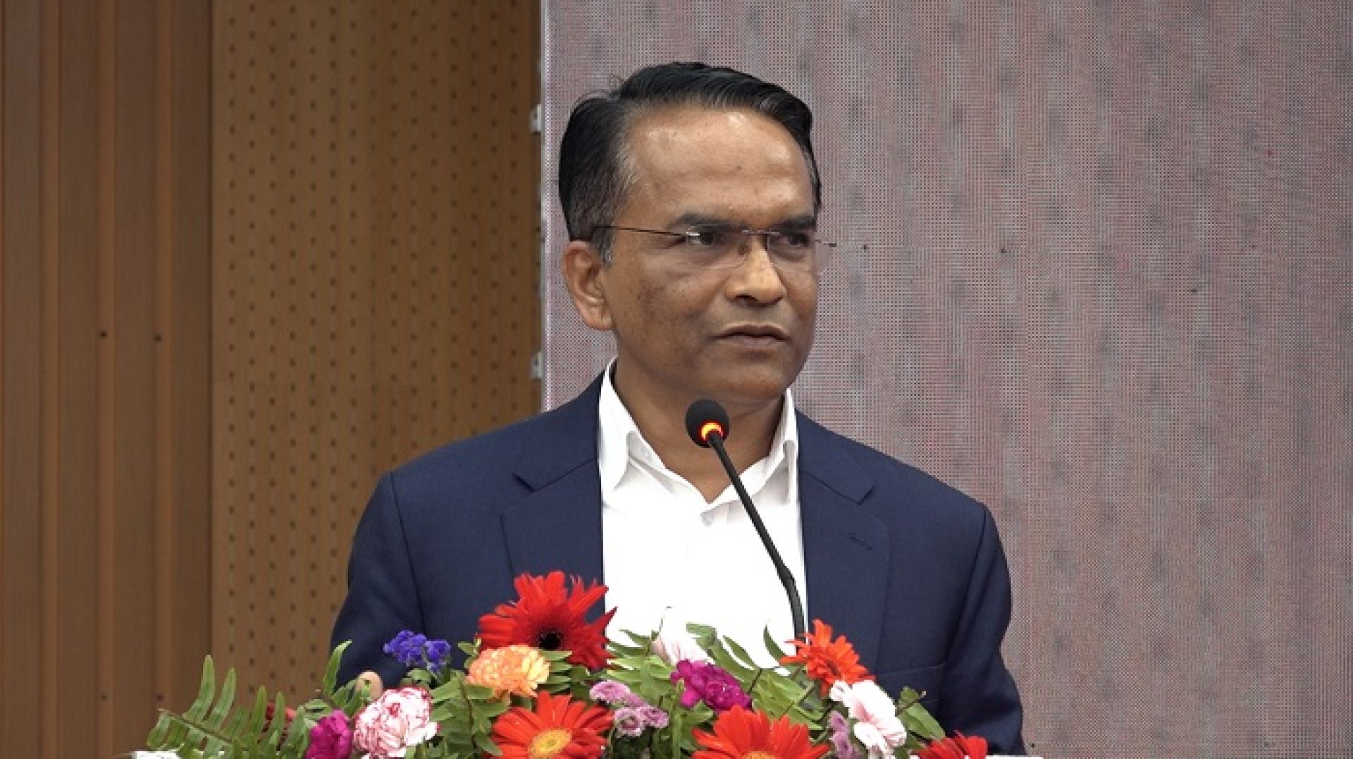 अर्थतन्त्र चिन्ताजनक छैन्, लयमा फर्किएको छ: गर्भनर पौडेल
